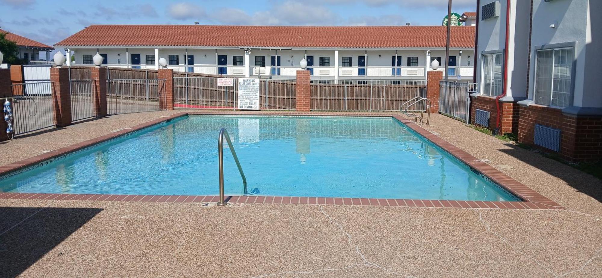 Red Roof Inn & Suites Euless - Dfw Airport Southwest Exterior photo